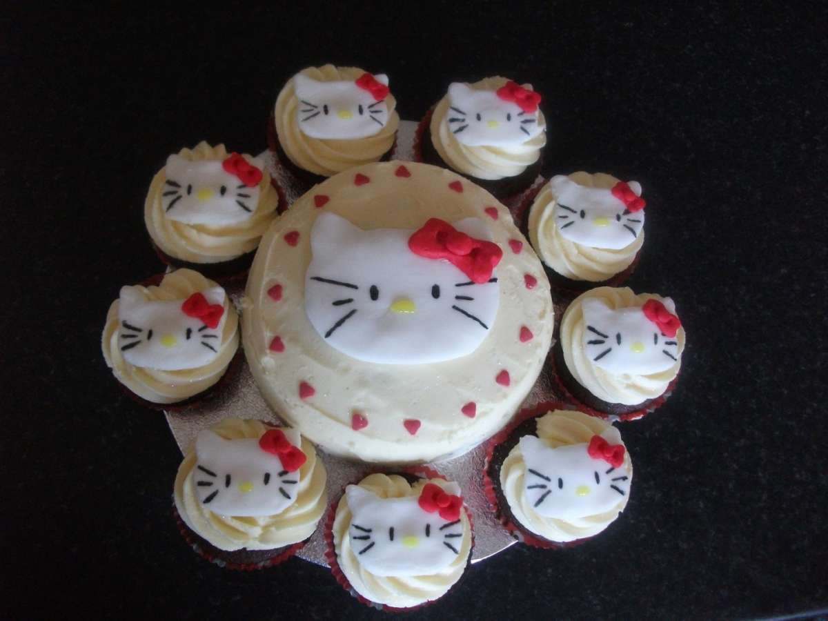 Torta con cupcake con Hello Kitty