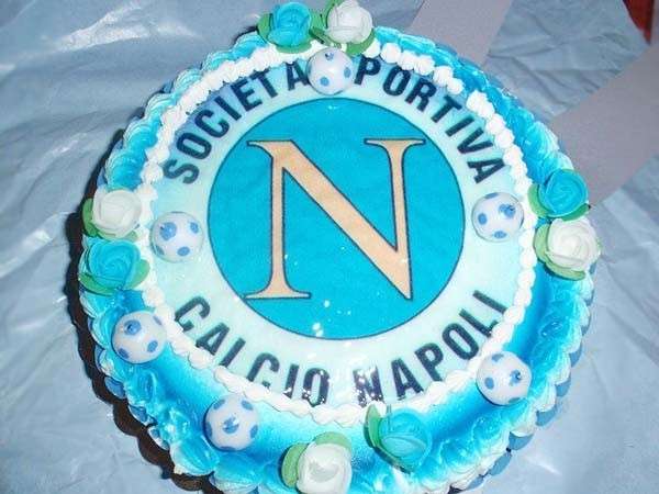 Torta con elementi in plastica