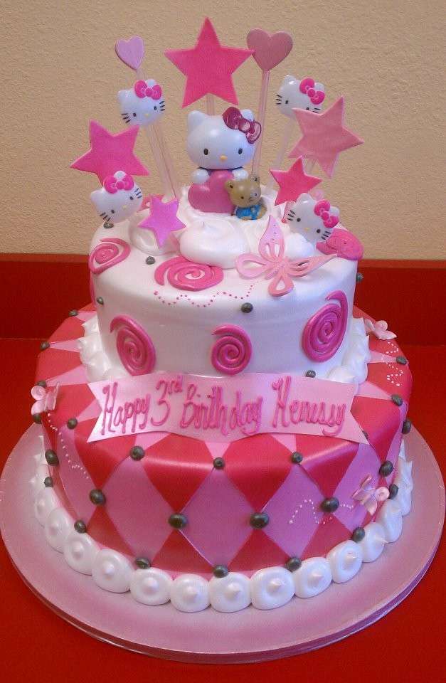 Torta con Hello Kitty di plastica