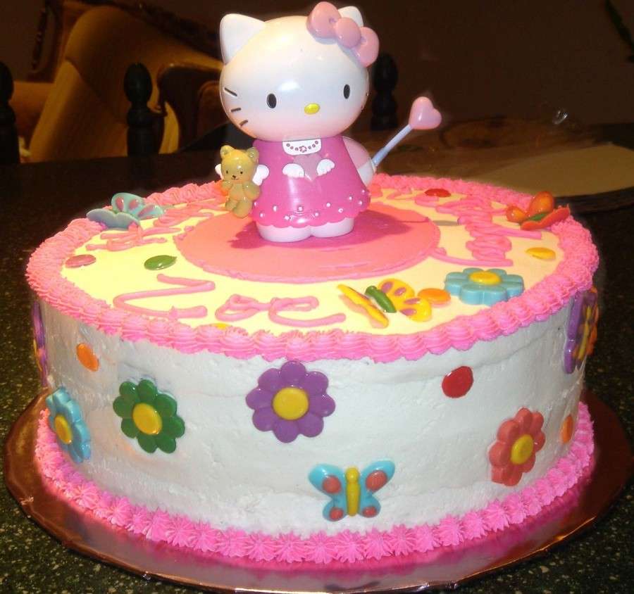 Torta con Hello Kitty in cima