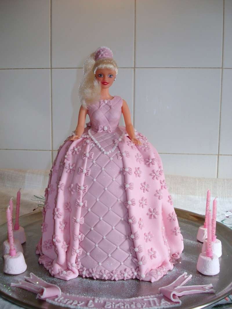 Torta rosa a forma di Barbie