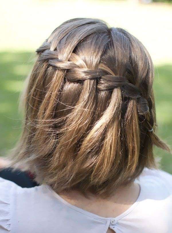 Treccia posteriore su capelli corti