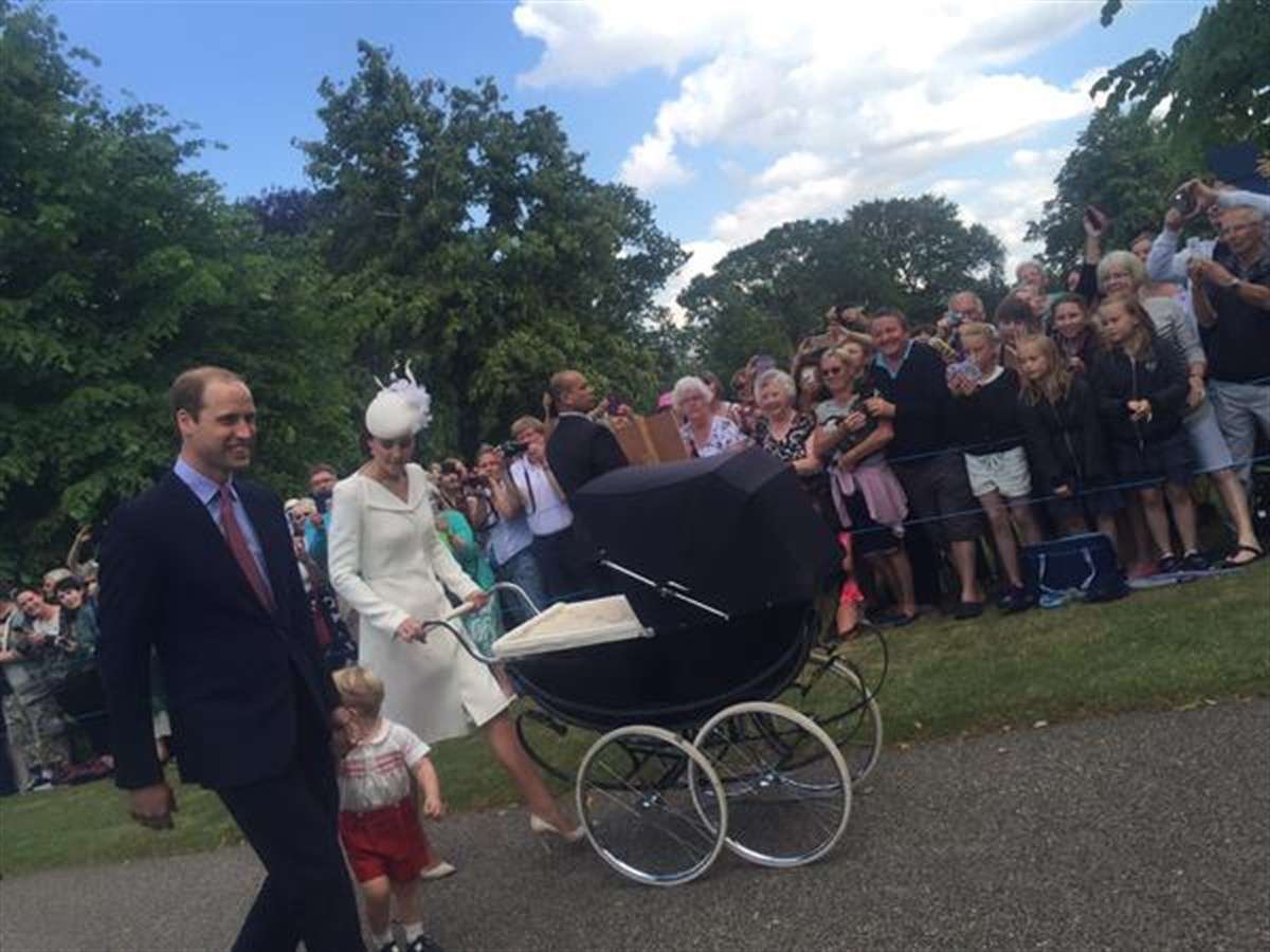 Bagno di folla per la principessa Charlotte