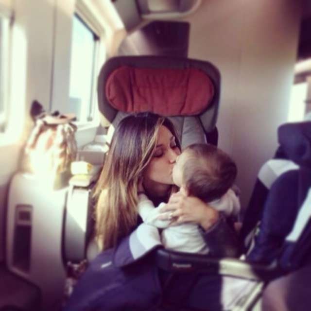 Belen Rodriguez bacia il figlio