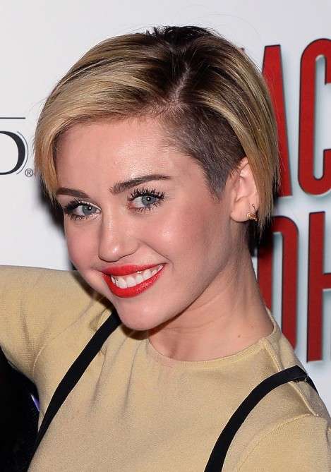 Capelli in crescita di Miley Cyrus