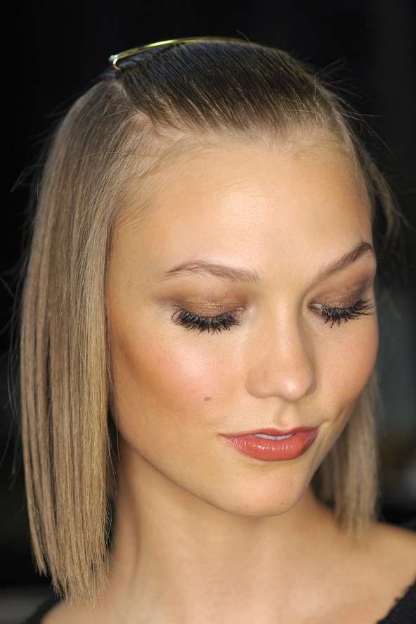 Capelli semiraccolti di Karlie Koss