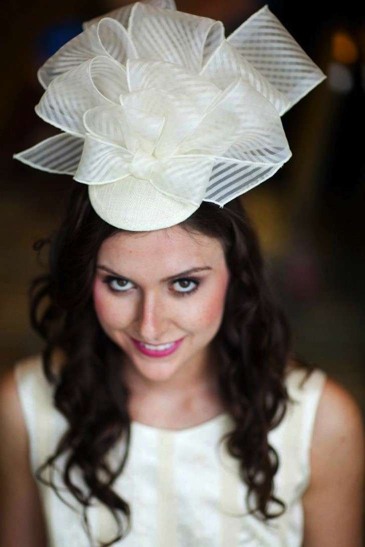 Cappello da sposa con grande fiocco