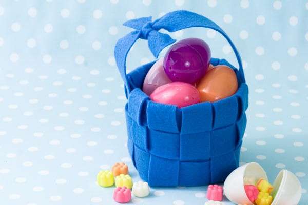 Cestino con stoffa azzurra per Pasqua