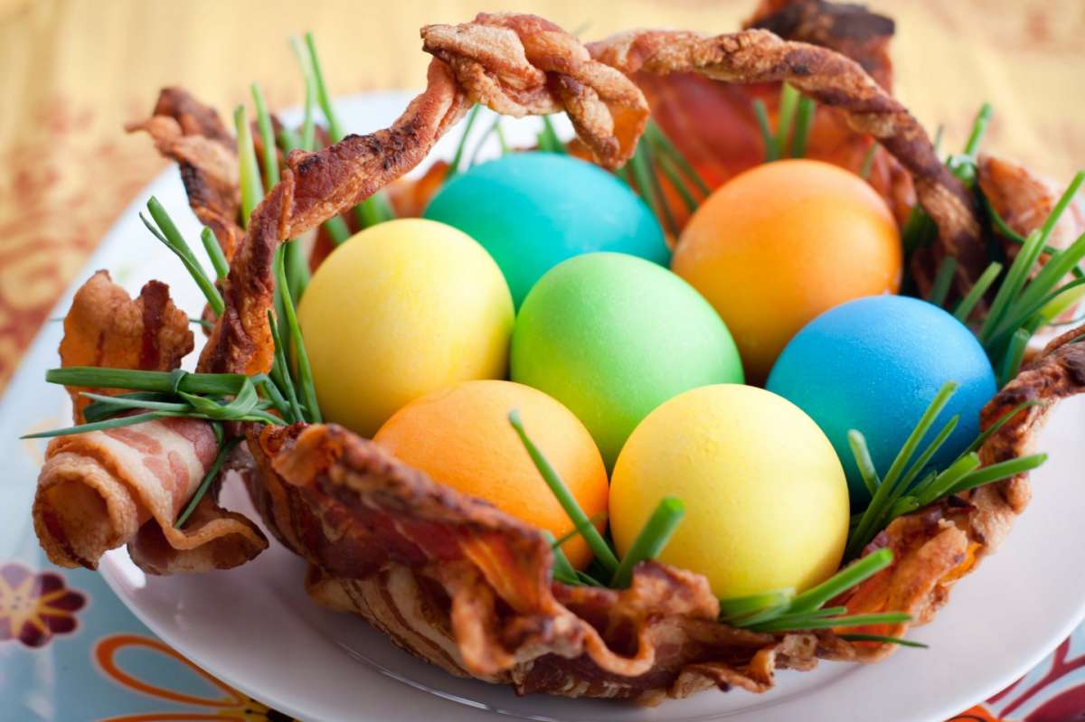 Cestino per le uova di Pasqua con il bacon