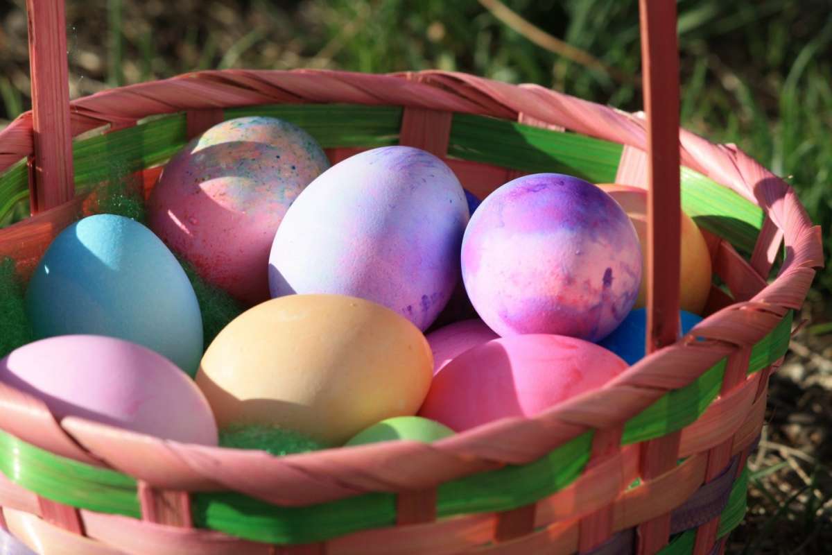 Cestino rosa con nastro verde per Pasqua