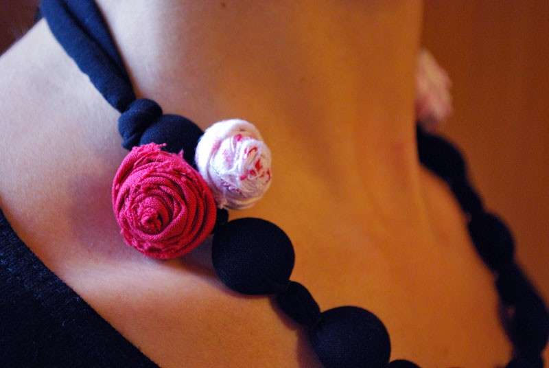 Collana di stoffa con i fiori