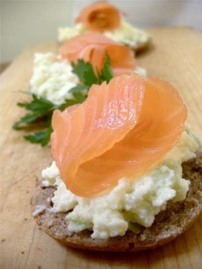 Crostini con formaggio e salmone