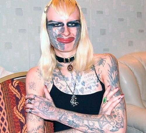 Donna piena di tatuaggi