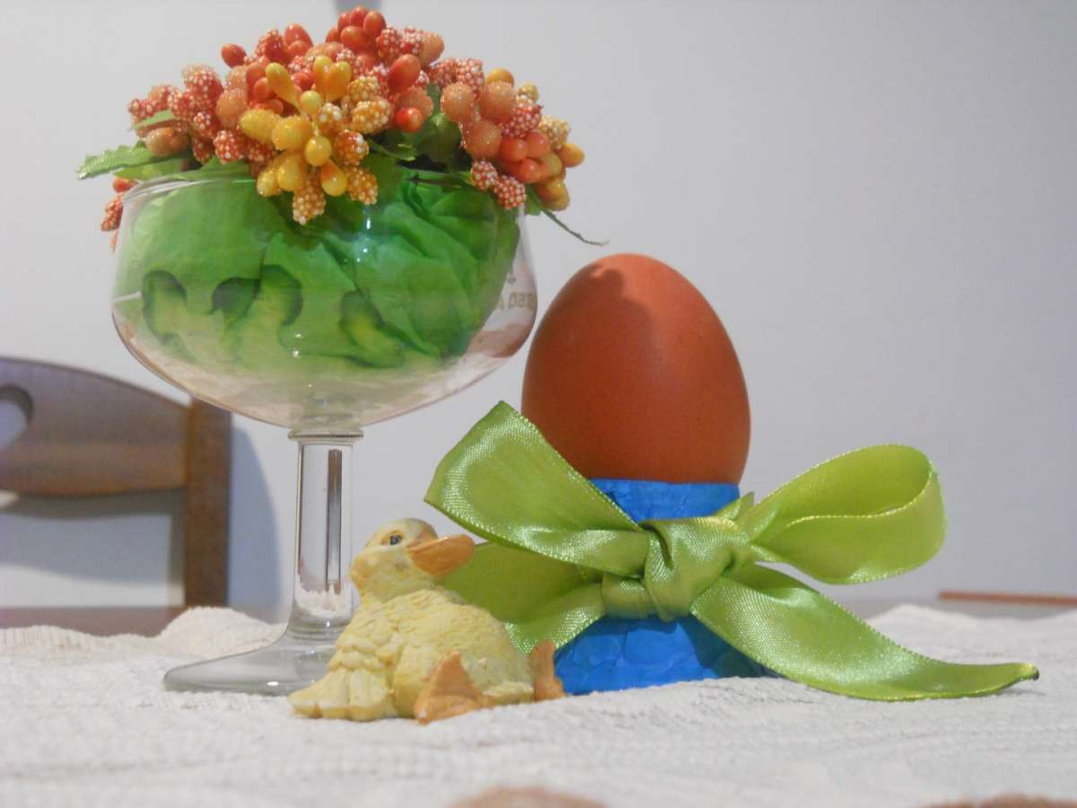 Fiori e un uovo in tavola