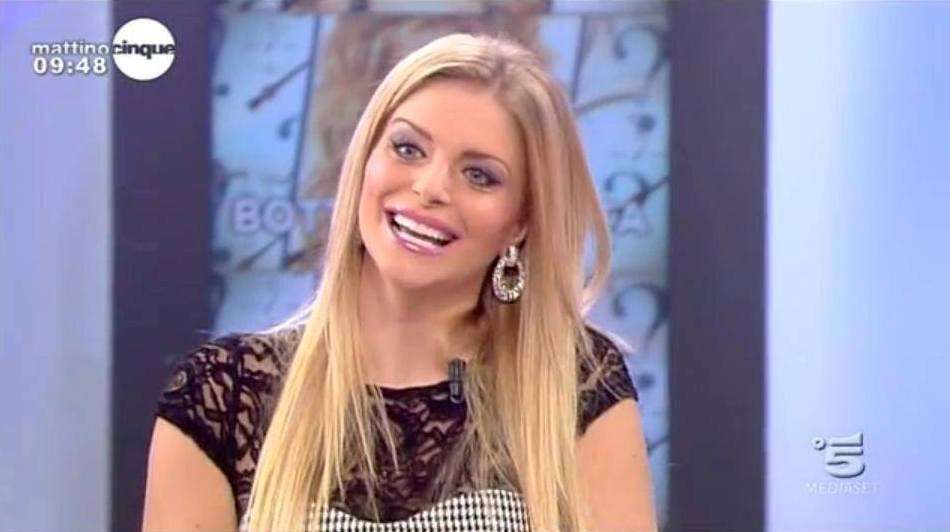 Francesca Cipriani sorridente e raggiante in uno studio tv