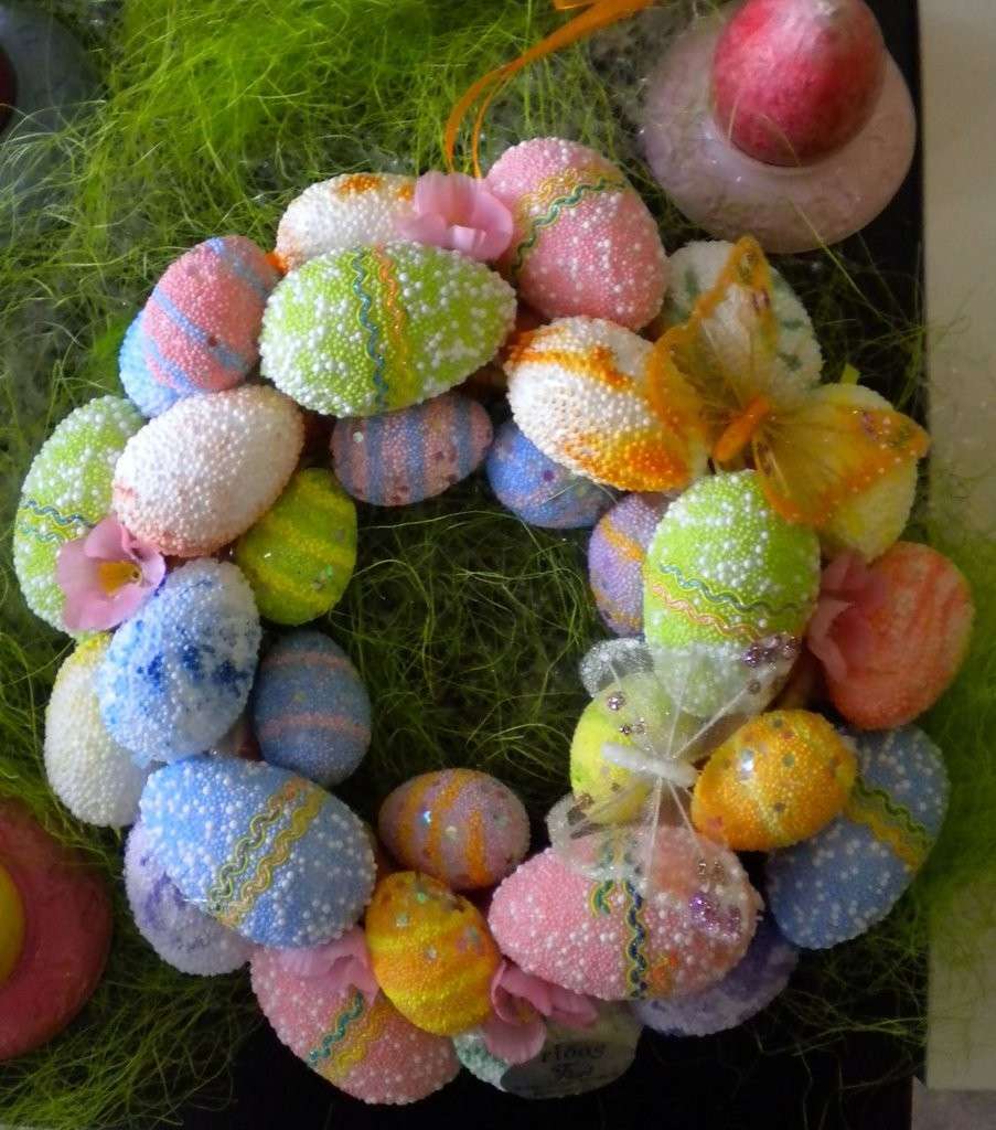 Ghirlanda con le uova colorate