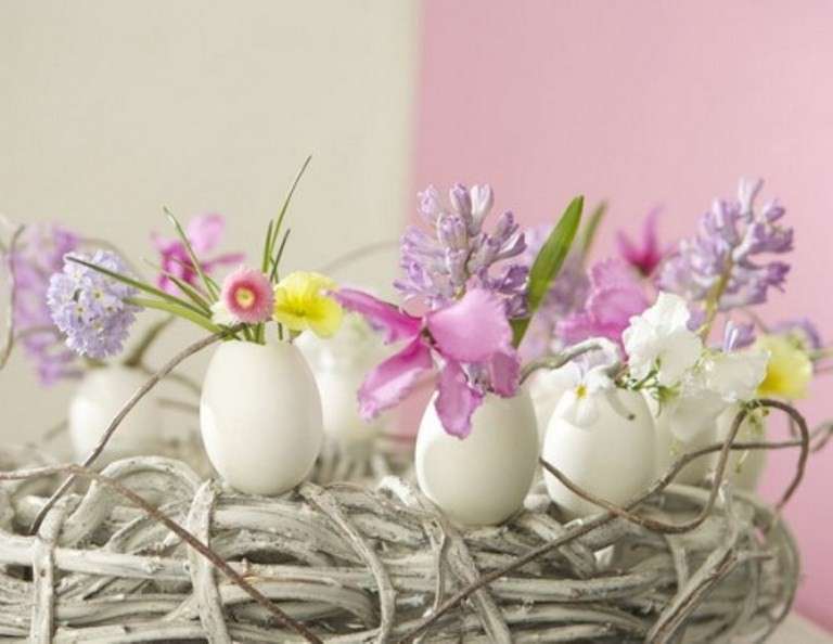 Ghirlanda con uova e fiori