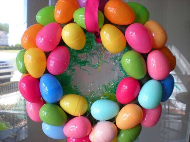 Ghirlanda di uova colorate