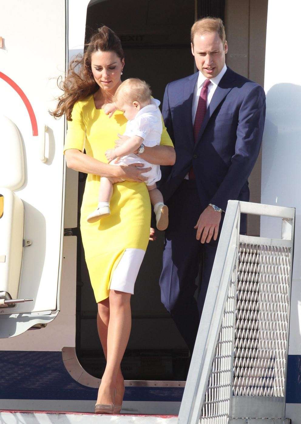 I Duchi di Cambridge con il piccolo George in aeroporto