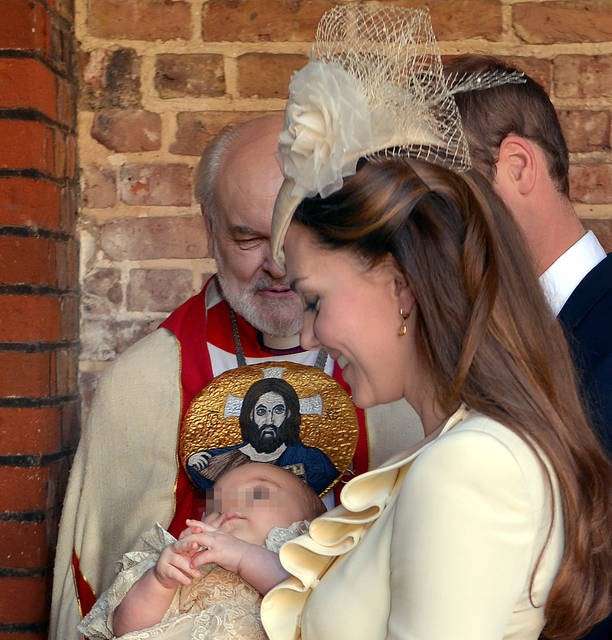 I genitori reali inglesi con il piccolo George durante il battesimo