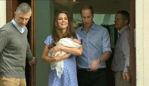 I genitori reali inglesi escono con il Royal Baby dalla clinica