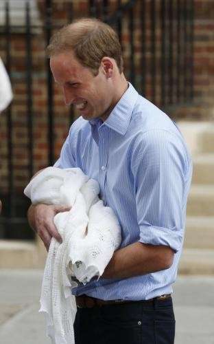 Il neo papa reale con il Royal Baby