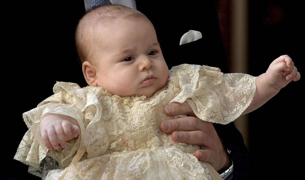 Il primogenito della coppia reale inglese con il vestitino in pizzo e satin