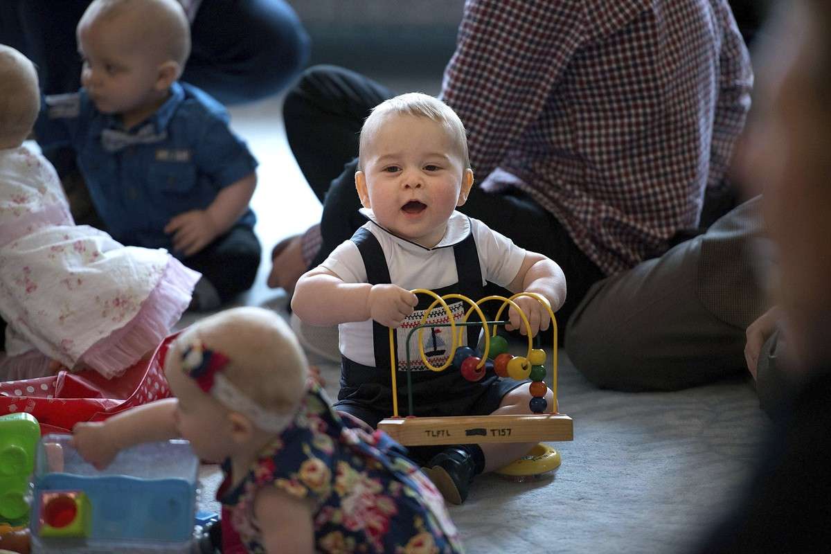Il principe George con gli altri bambini