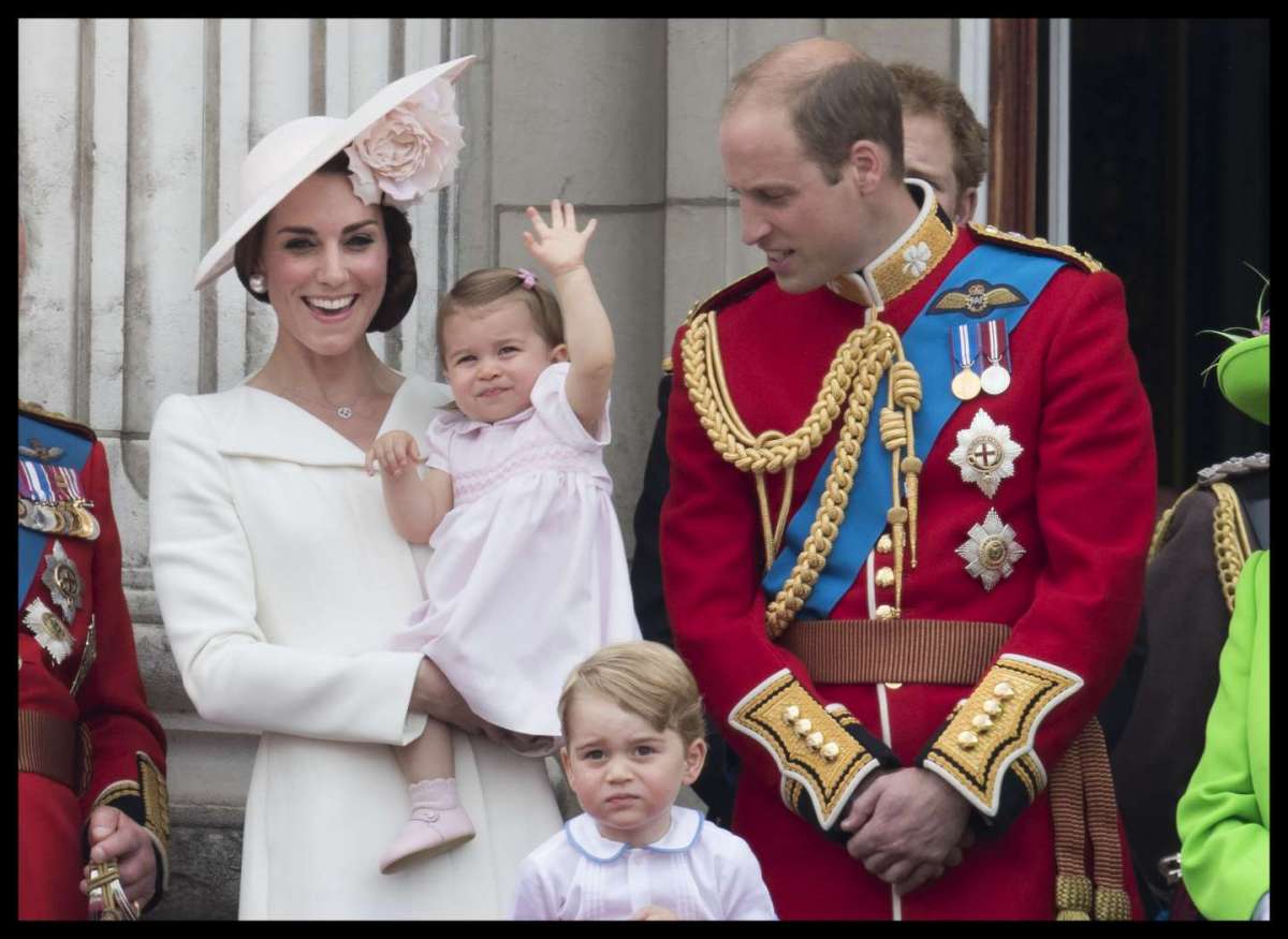 Il principe George e la principessa Charlotte con i genitori a Buckingham Palace