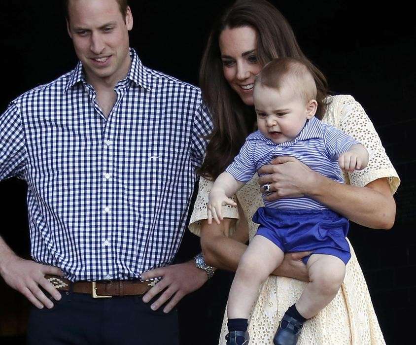 Il principe George in braccio a mamma Kate