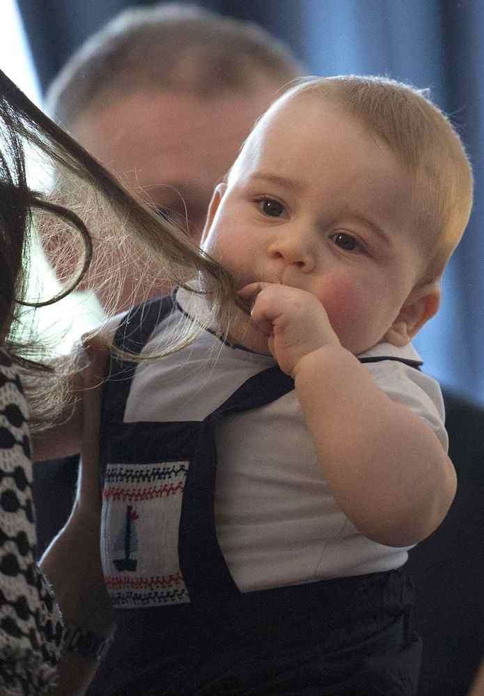 Il principe George porta alla bocca i capelli di mamma Kate
