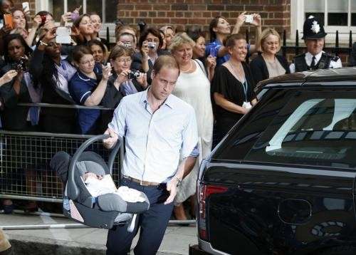 Il principe William con il Royal Baby abbandonano la clinica