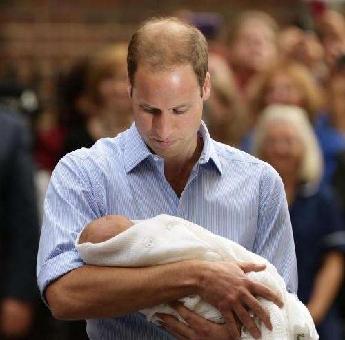 Il principe William osserva il figlio