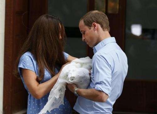 Il principe William prende in braccio il primogenito