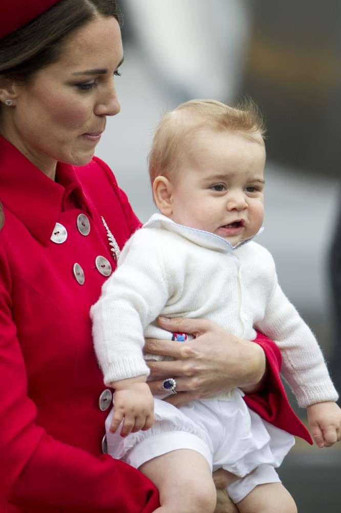 Il principino George in braccio a mamma Kate