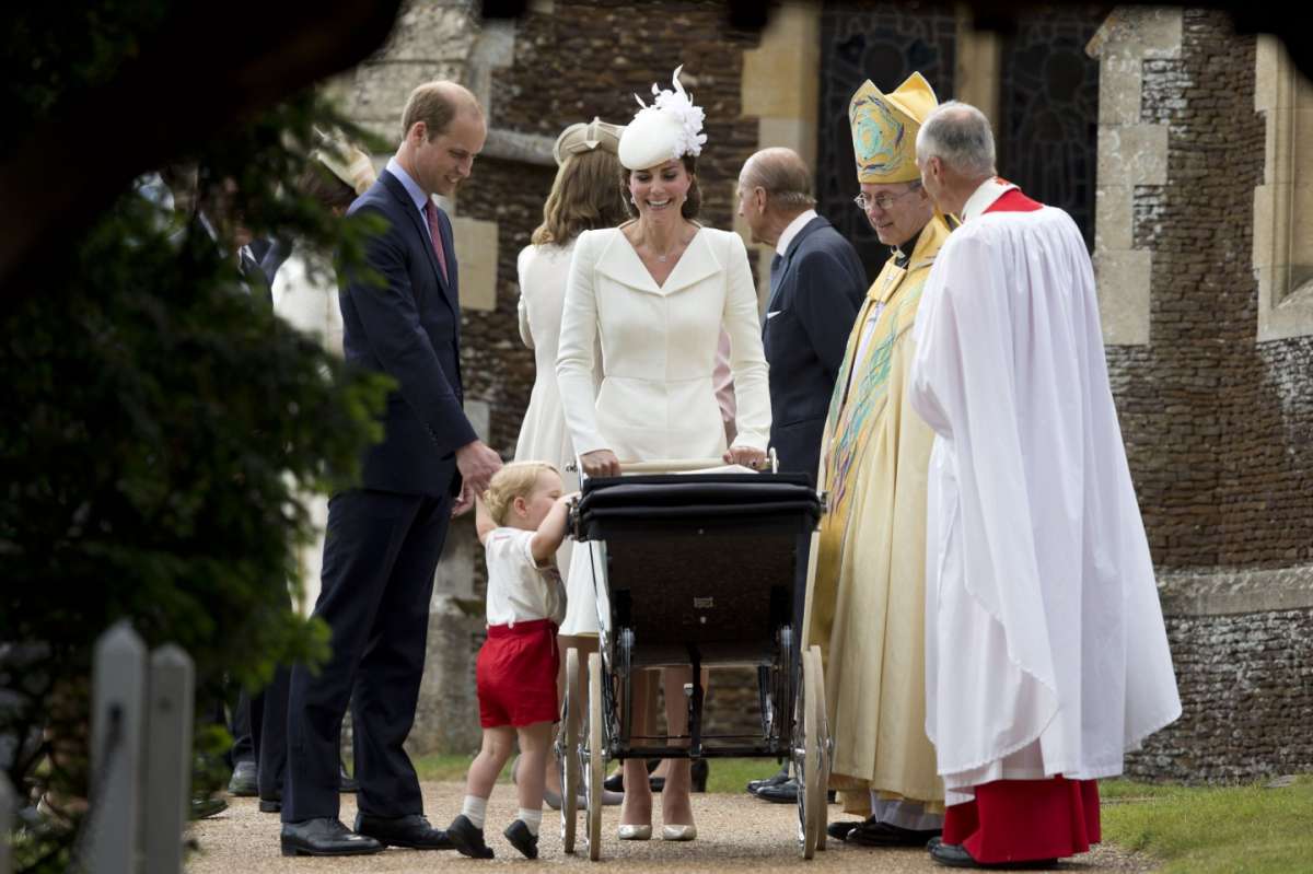 Il principino George osserva Charlotte