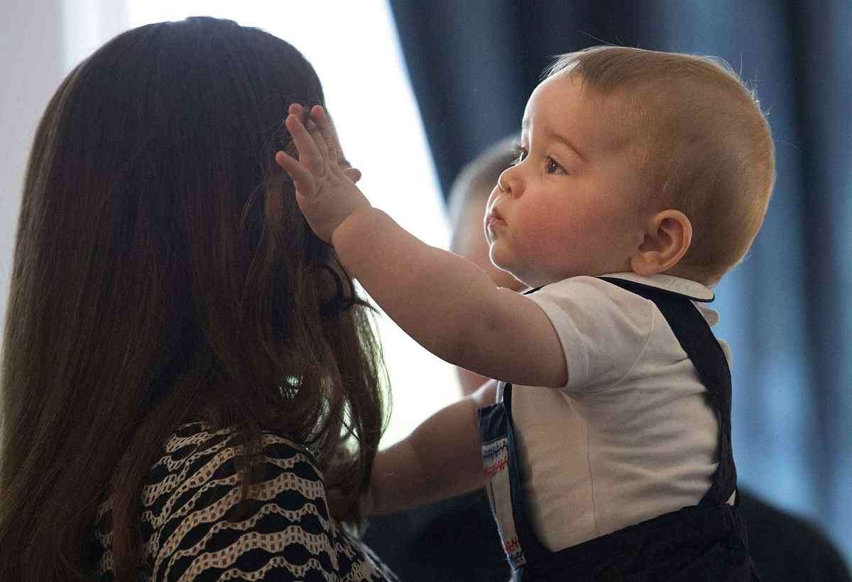 Il Royal Baby accarezza i capelli della mamma