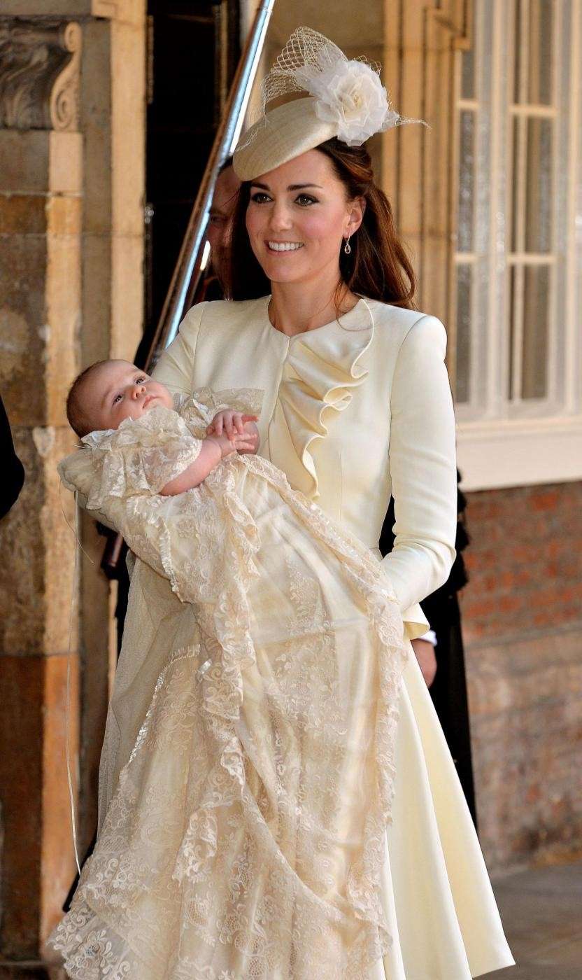 Il Royal Baby in braccio a Kate