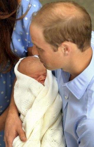 Il Royal Baby in braccio al principe William