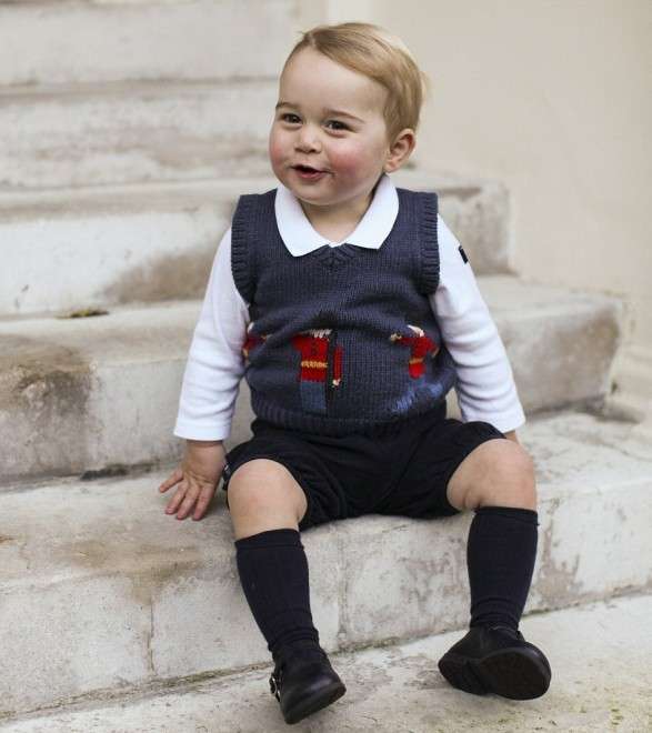 Il Royal Baby seduto sulle scale di Kensington Palace