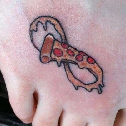 Infinito a pizza come tatuaggio