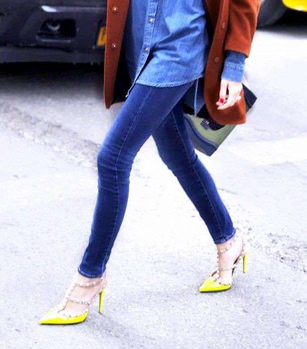 Jeans e pumps colorate