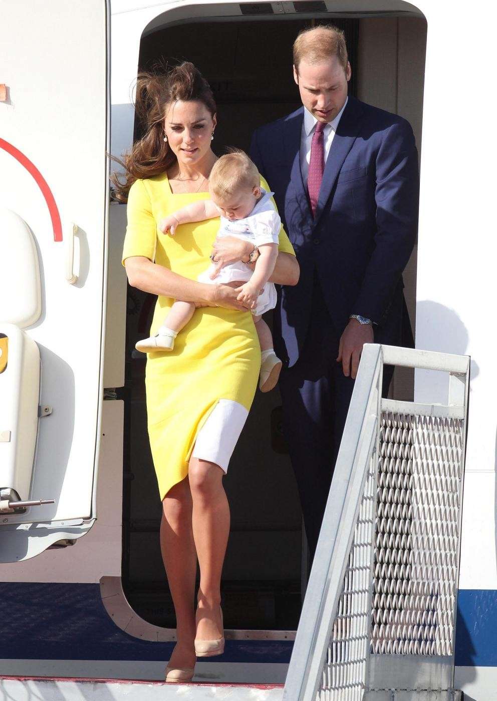 Kate Middleton con George e William scendono le scale dell'aereo