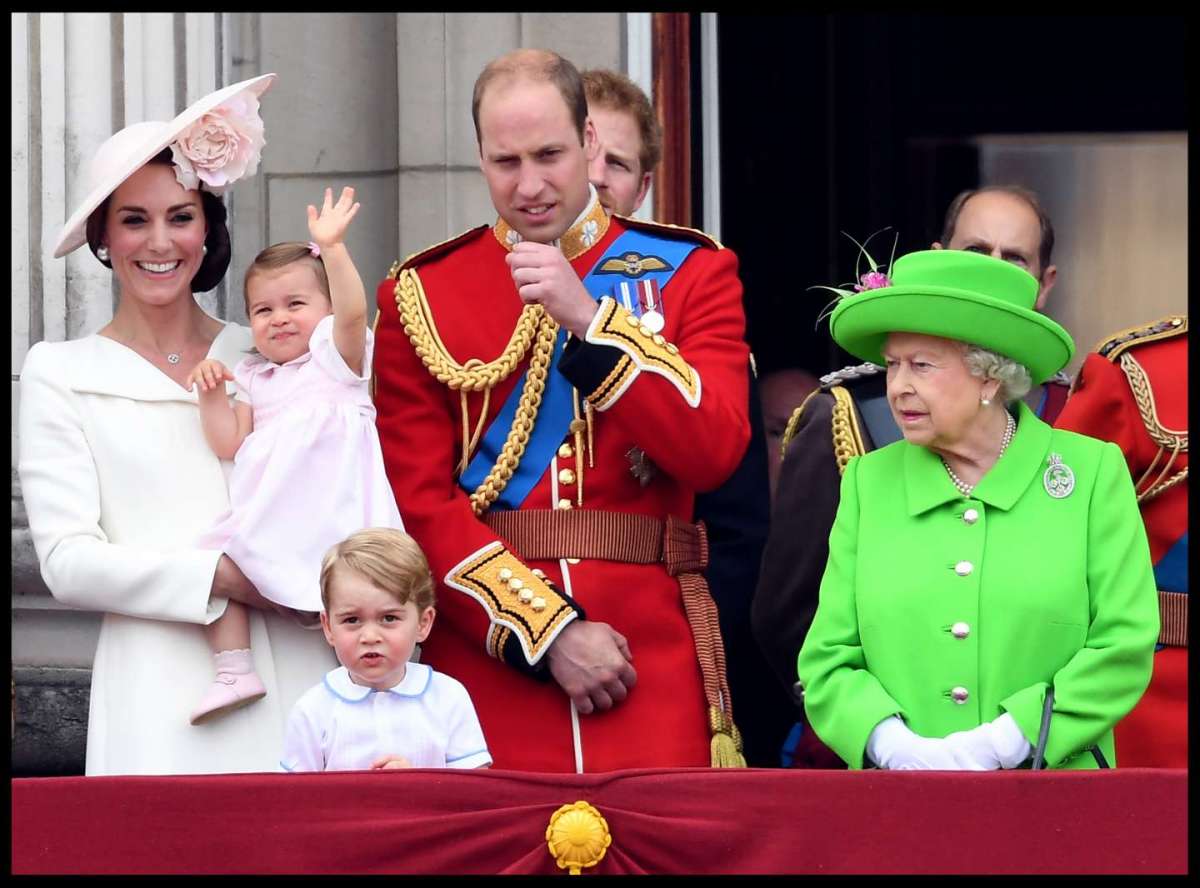 Kate Middleton con la figlia Charlotte, il marito William e il figlio George a Buckingham Palace