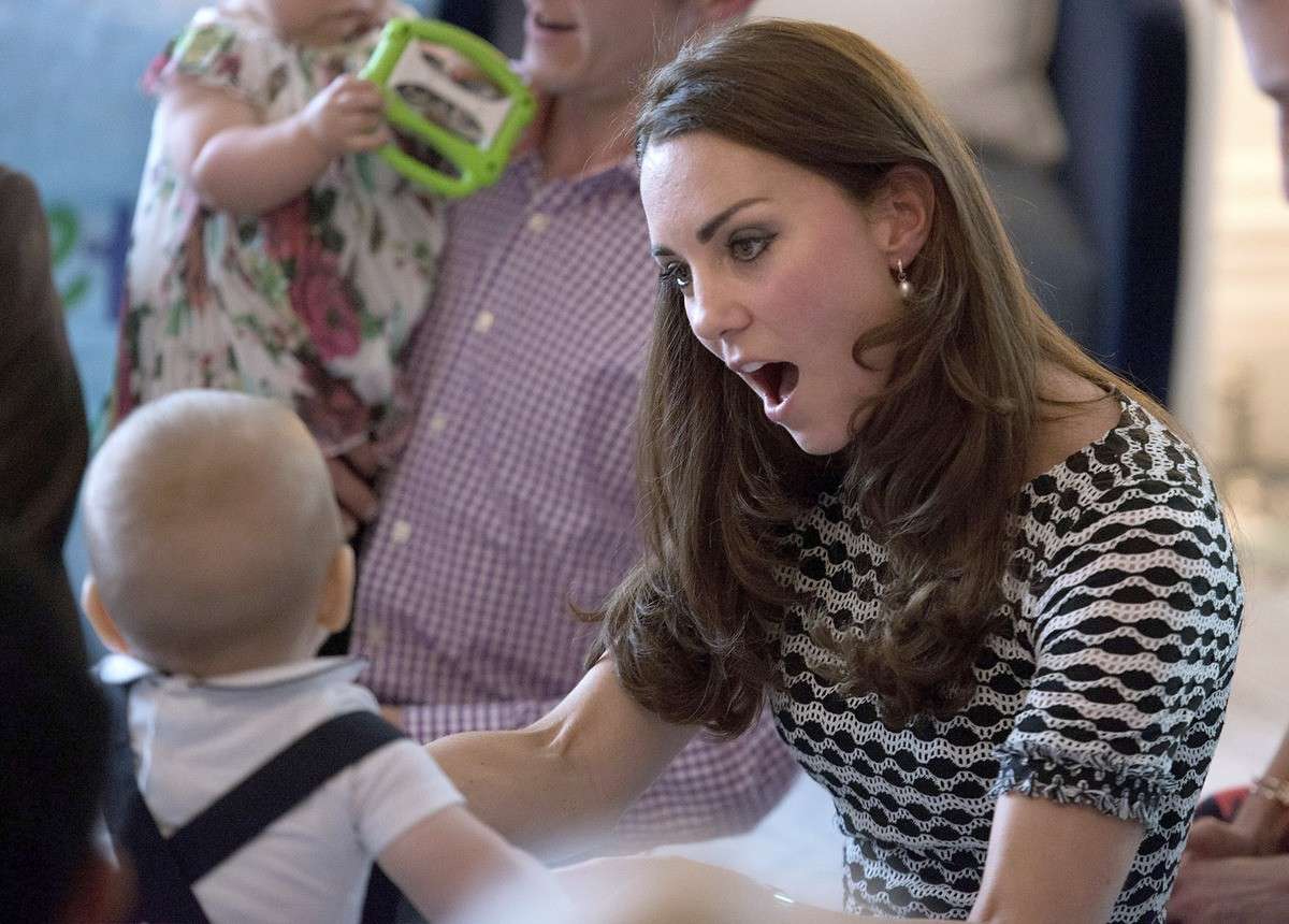 Kate Middleton gioca con il Royal Baby