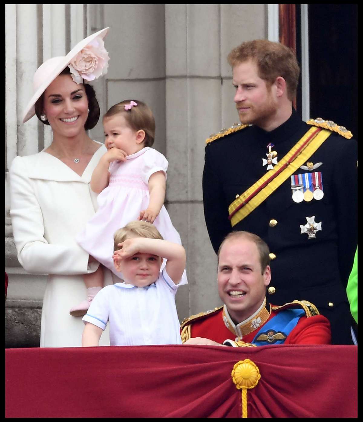 Kate Middleton raggiante e sorridente con i figli, il marito e il cognato ai festeggiamenti per i 90 anni della regina