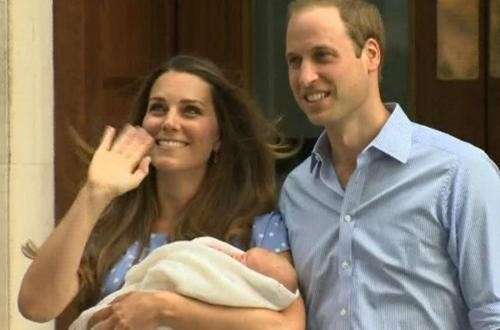Kate Middleton sorridente con la sua famiglia