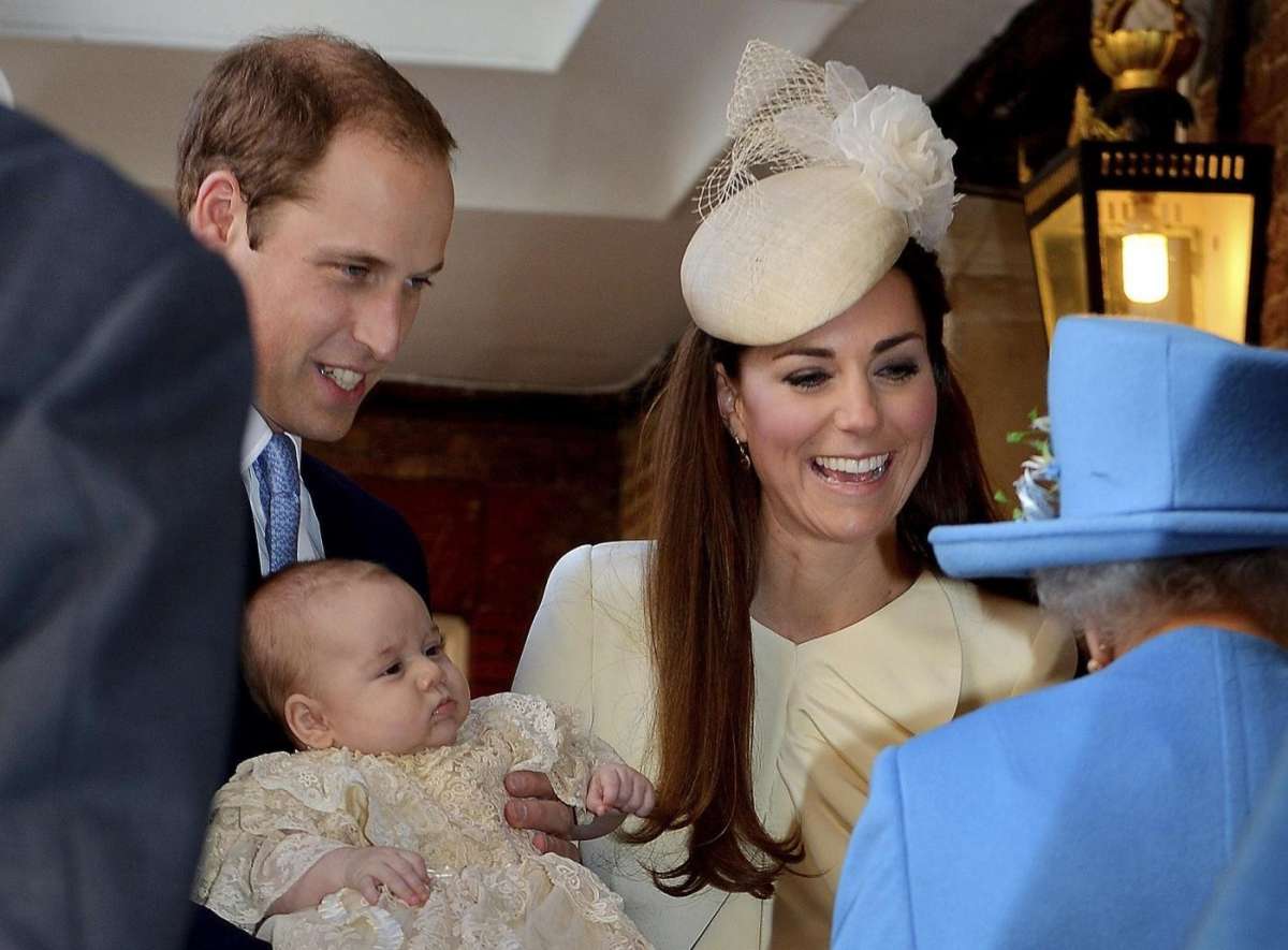 La coppia reale inglese con il figlio e la regina