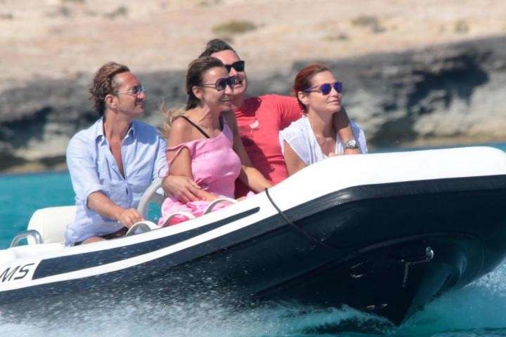 La coppia vip con amici a Formentera