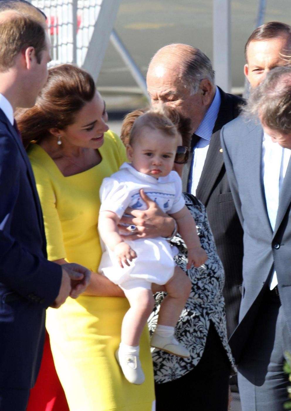 La Duchessa di Cambridge osserva il piccolo George